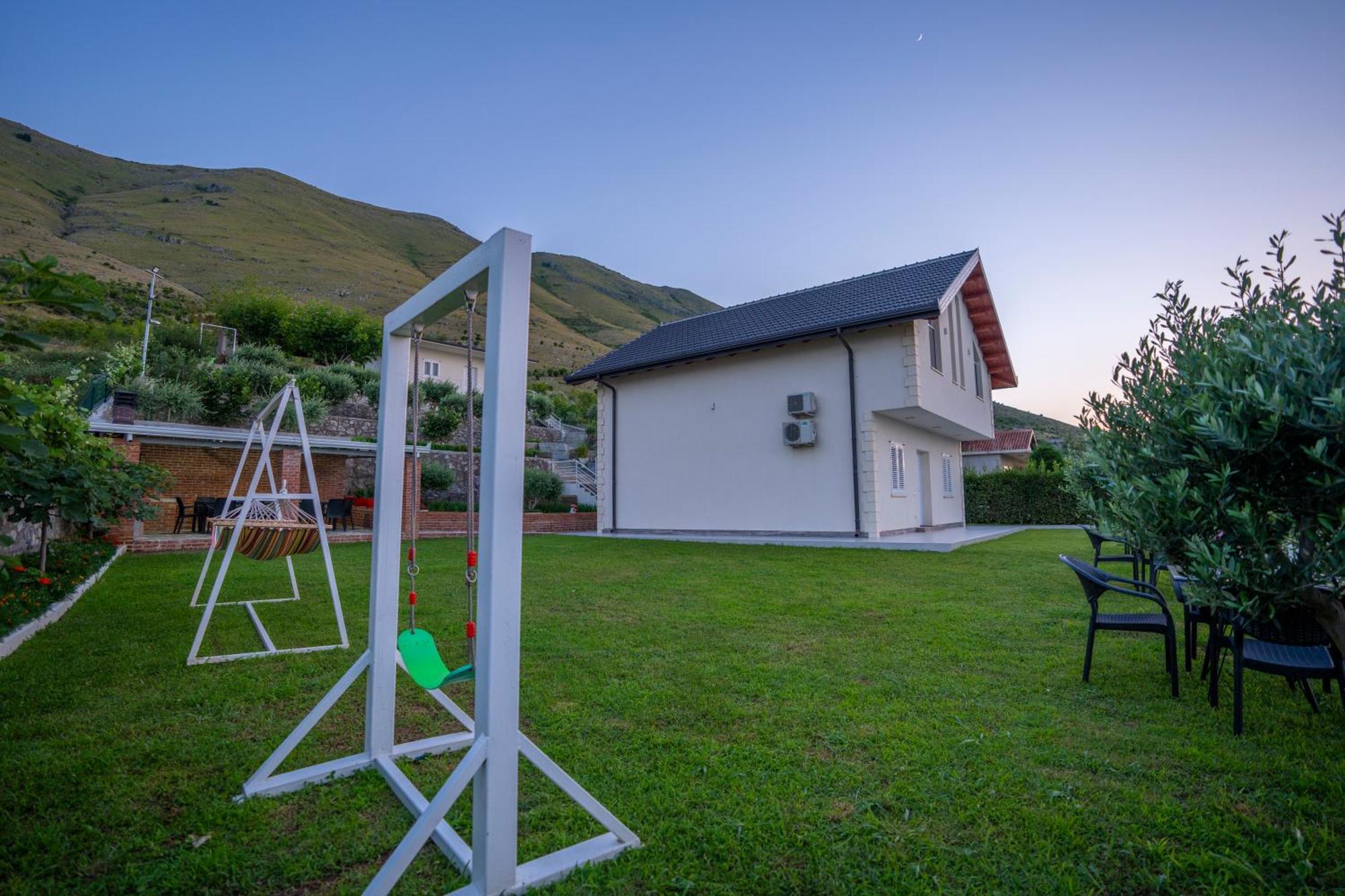 Xhuli Guesthouse Shkodër Esterno foto