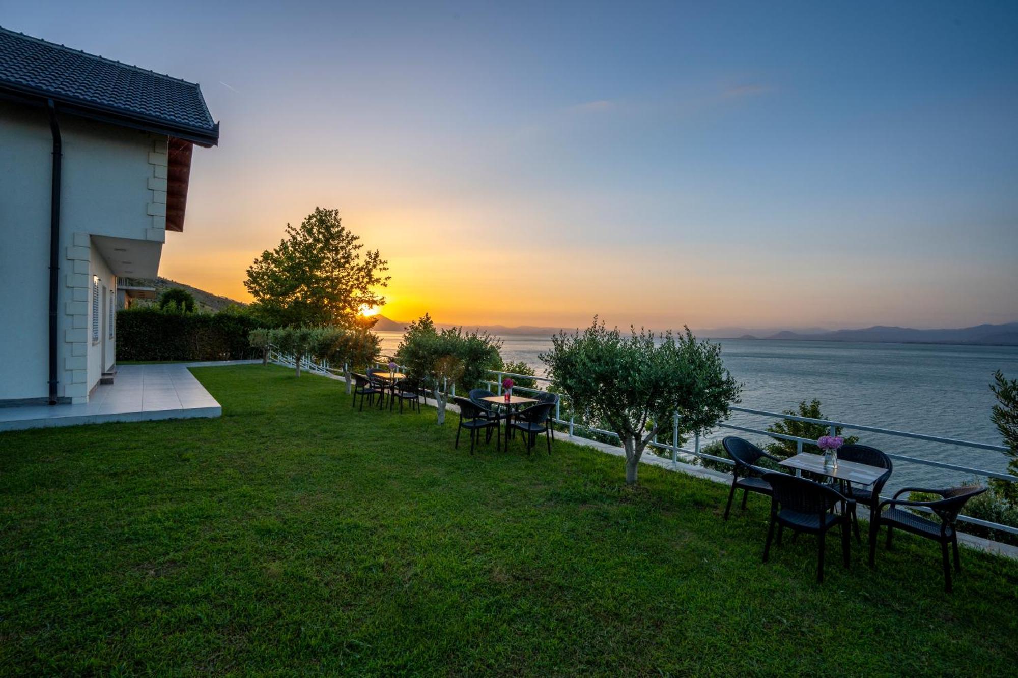 Xhuli Guesthouse Shkodër Esterno foto